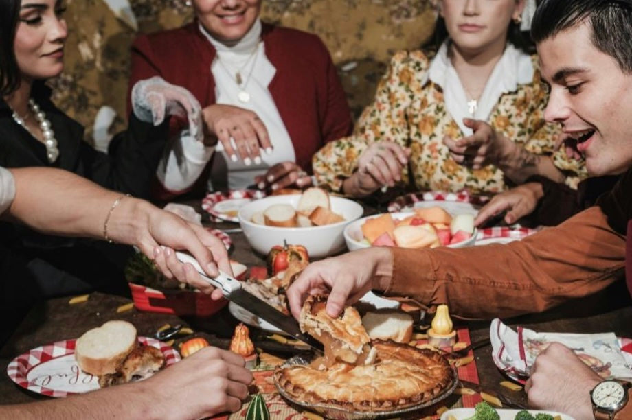 Hosting Thanksgiving in a Small Space? Here’s How to Make Room for Everyone